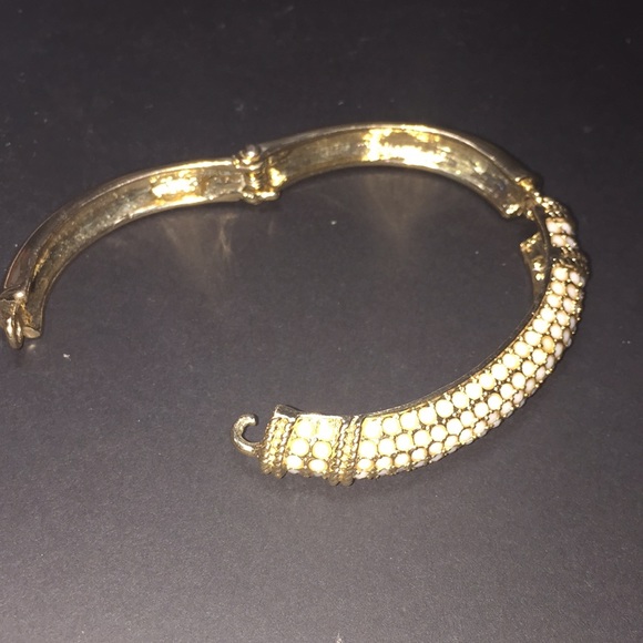 3/$15  🌺STUNNING WHITE PAVED BRACELET - Picture 5 of 8